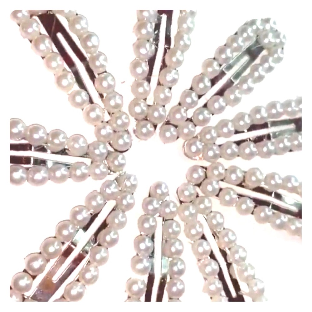 Small barrettes with white pearls